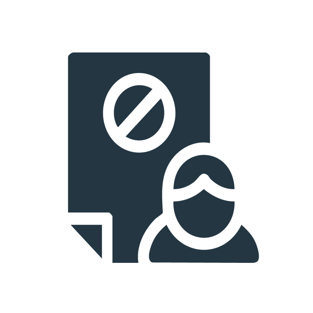 Profesional de seguridad patrullando zona portuaria con vista a embarcaciones y contenedores, como parte del servicio de protección marítima y portuaria.