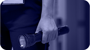 Equipo de expertos en seguridad privada monitoreando sistemas de vigilancia 24/7 para protección integral de empresas.