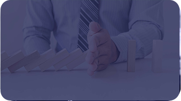 10. Equipo de seguridad privada en acción dentro de una industria, garantizando continuidad operativa.