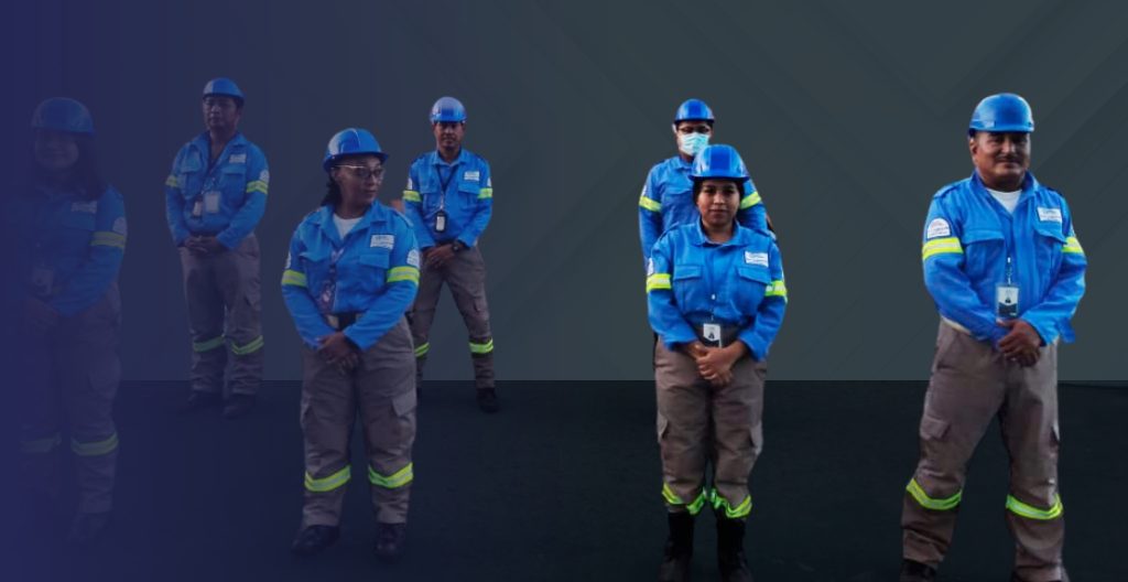 Profesional de seguridad privada representando los valores corporativos, compromiso ético y filosofía de servicio enfocados en la protección integral.